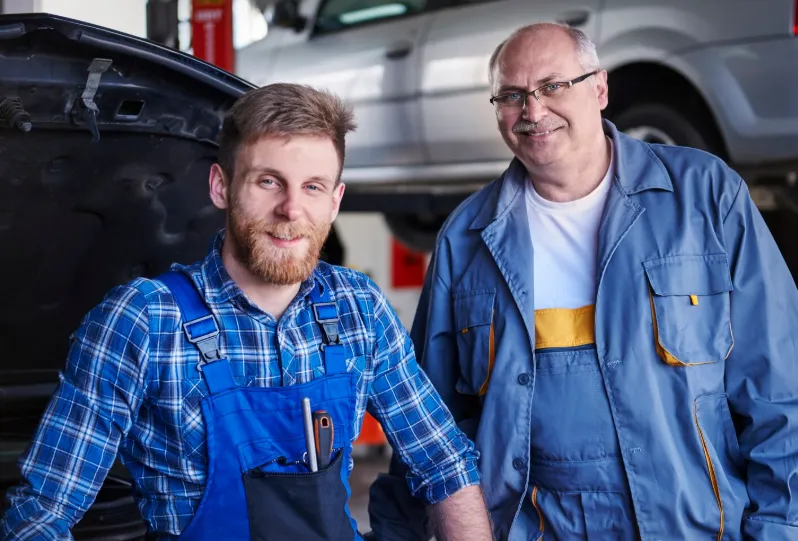 Zespół mechaników AutoMech Garage przy pracy w warsztacie