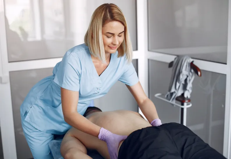 Marta Kowalska podczas sesji terapii manualnej z pacjentem