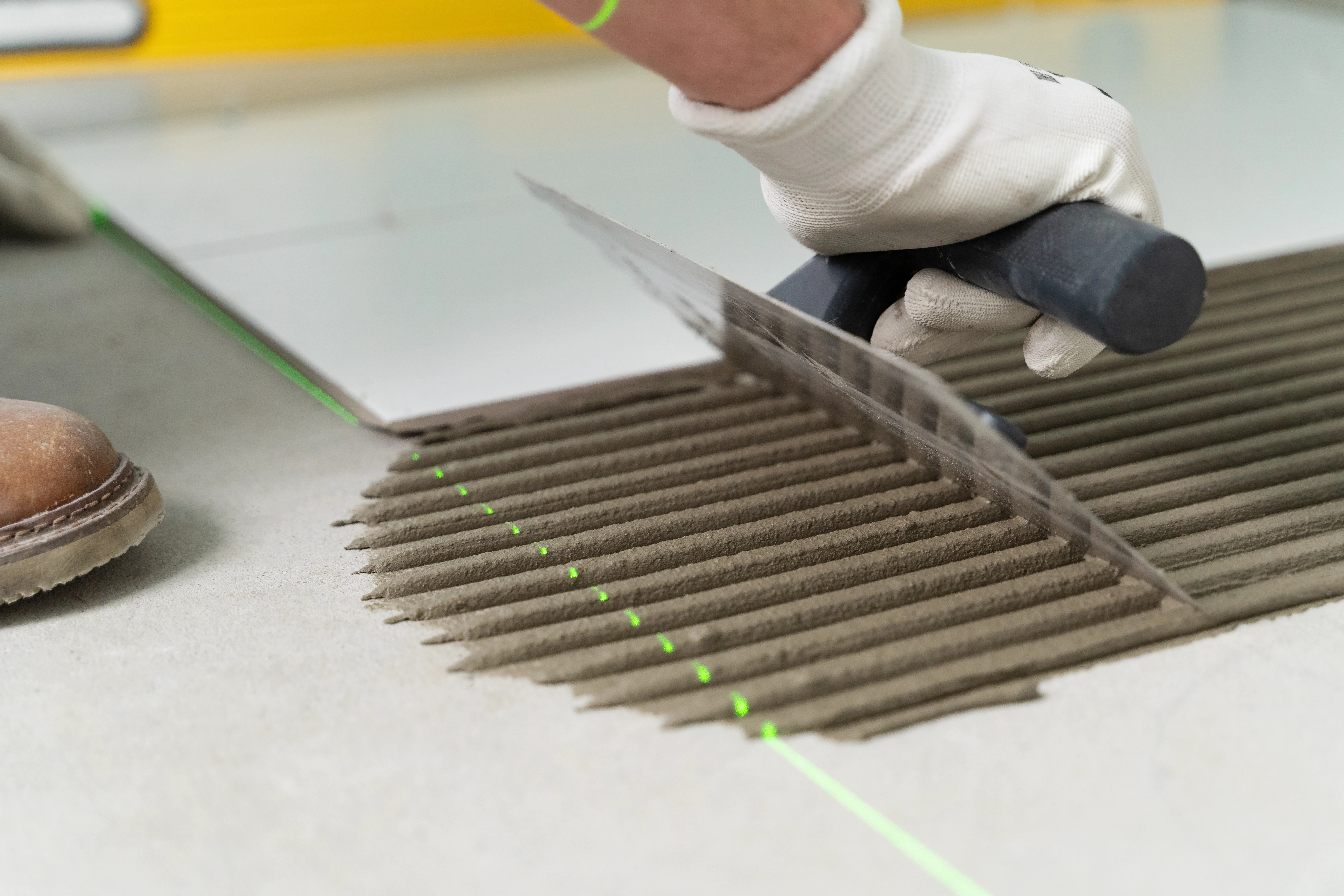 Układanie płytek ceramicznych w łazience – realizacja