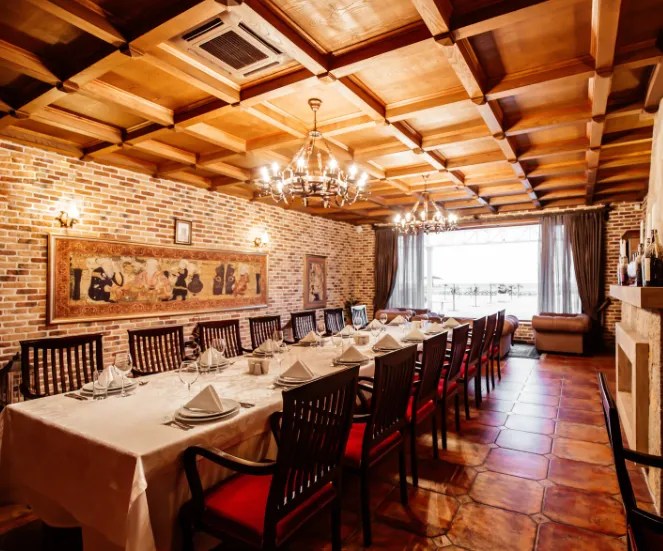 Wnętrze restauracji – nakryty stół przy świecach