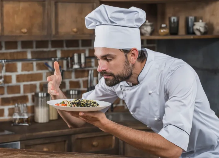 Szef kuchni Osteria Toscana przygotowujący świeży makaron