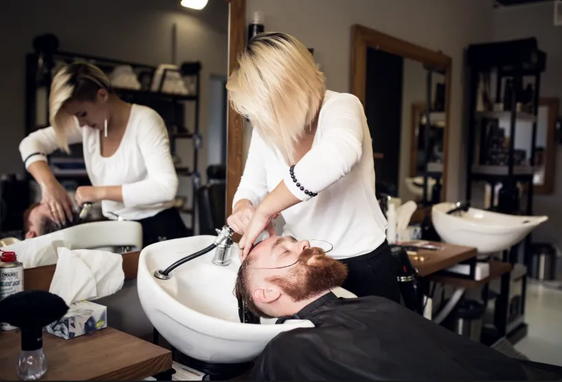 Stylista fryzjer przy pracy – koloryzacja włosów